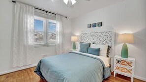 4 bedrooms, iron/ironing board, WiFi, bed sheets - Pet and kid friendly home in Henrietta  (Rochester)