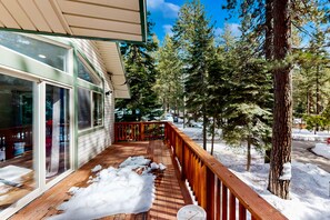 Terrace/patio - Modern, bright home with great deck - walk to Kings Beach, golf & town (Kings Beach)