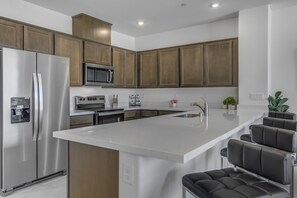 Private kitchen - Beautiful Townhome Near Valley Hospital  (Spring Valley)