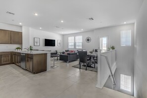 Private kitchen - Beautiful Townhome Near Valley Hospital  (Spring Valley)