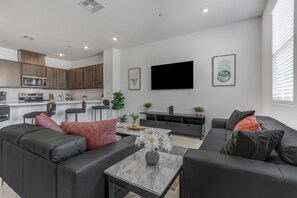 Living area - Beautiful Townhome Near Valley Hospital  (Spring Valley)