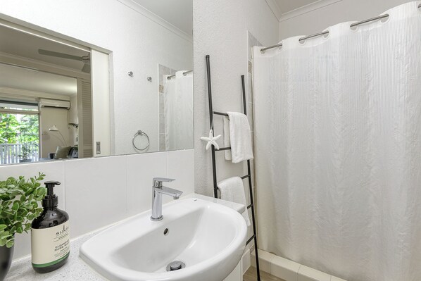 Shower, hair dryer, towels