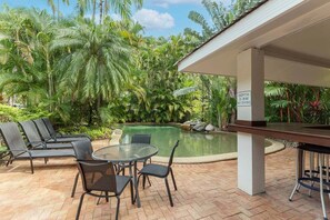 Outdoor dining - Ocean Palms Apartments, one-bedroom apartments in the heart of Port Douglas (Douglas)