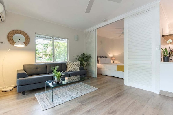 Smart TV - Ocean Palms Apartments, one-bedroom apartments in the heart of Port Douglas (Douglas)