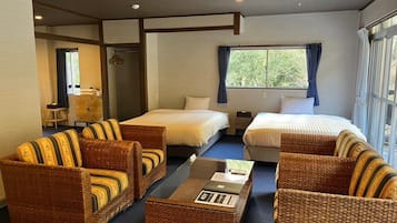 디럭스룸, 발코니, 강 전망 (Smart Room) | 각각 다른 스타일의 인테리어, 각각 다르게 가구 비치, 노트북 작업 공간, 암막 커튼