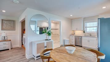 Saltwater Resort 1001 King ADA, 1st Fl. Serenity | ๊ฐ์ค ๋ด ์์ฌ ๊ณต๊ฐ