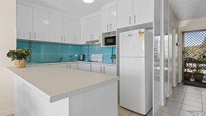 Frigorífico, microondas, horno y placa de cocina