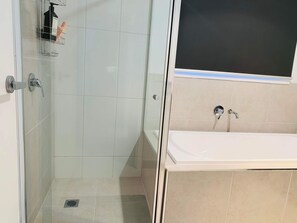 Dusche, Haartrockner, Handtücher, Seife