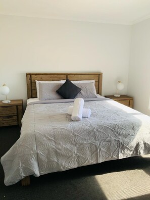 5 bedrooms, iron/ironing board, free WiFi, bed sheets - Nevid Family Home (Merbein South)