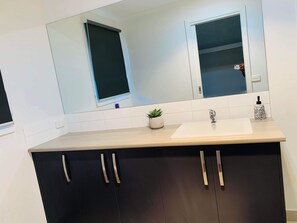 Een douche, een haardroger, handdoeken, zeep