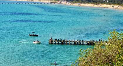 Modern Frankston South Holiday House with Bay View