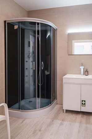 Shower, hair dryer, towels