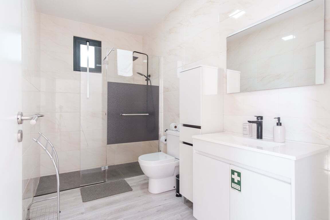 Douche, sèche-cheveux, serviettes fournies, savon