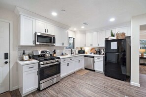 Coffee/tea maker, fridge, microwave, oven - Spacious Family Gem: Private Giant Yard | 4br (Baytown)
