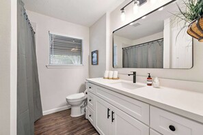 Ducha, secador de pelo, toallas