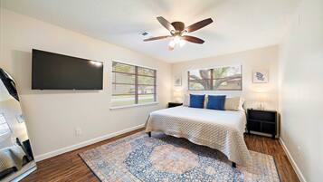 4 多间卧室、办公桌、熨斗/熨衣板、旅行婴儿床