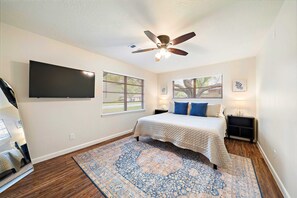 4 habitaciones, escritorio y tabla de planchar con plancha 