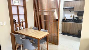 Apartemen Premium | Makan di kamar