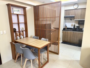 Apartemen Premium | Makan di kamar