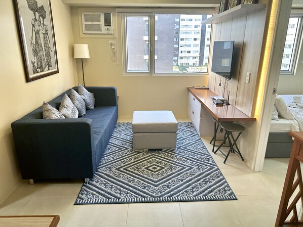 Appartement Premium | Coin séjour | Télévision à écran plat de 55 pouces avec chaînes numériques