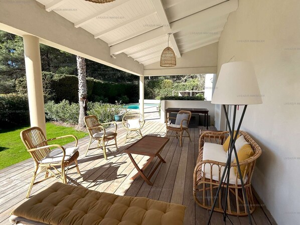 Terrace/patio - Superb comfortable and spacious villa with swimming pool and pétanque court for 12 (SANARY SUR MER)