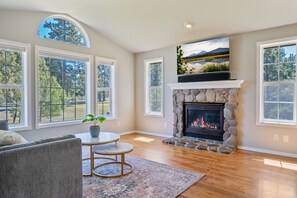 Interior - Tall Pine Tuckaway – HOT TUB, EV Charger, firepit patio, full RV hookups (Bend)