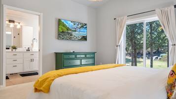 4 habitaciones, escritorio y tabla de planchar con plancha