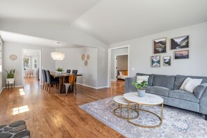 Smart TV, fireplace, table tennis, stereo
