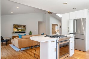 Refrigerador, microondas, horno, placa de cocina