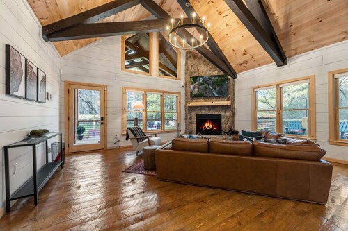 Family fun, romantic Hot Tub, Firepit, King Bed 15 min from Blue Ridge & Ellijay