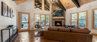 Family fun, romantic Hot Tub, Firepit, King Bed 15 min from Blue Ridge & Ellijay