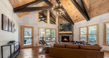 Family fun, romantic Hot Tub, Firepit, King Bed 15 min from Blue Ridge & Ellijay