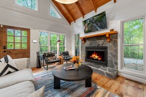 Smart-TV, Kamin, Bücher