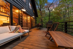 Property grounds - Modern Log Cabin - Hot Tub, Fire Pit, Spa-like bathroom in secluded nature haven (Blue Ridge)