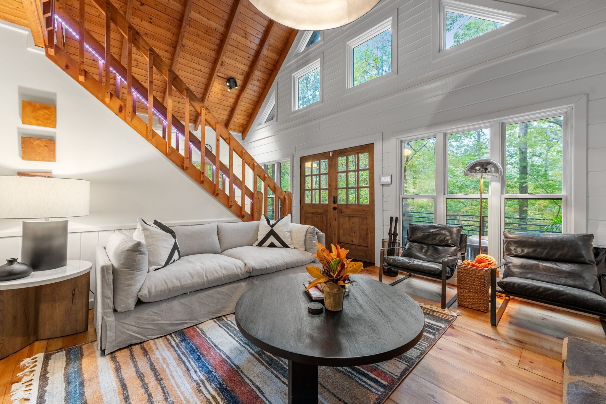 Smart-tv, eldstad och böcker