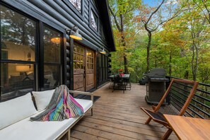 Outdoor dining - Modern Log Cabin - Hot Tub, Fire Pit, Spa-like bathroom in secluded nature haven (Blue Ridge)