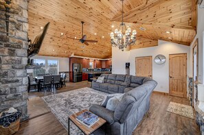 Smart-TV, Kamin, Tischfußball, Bücher