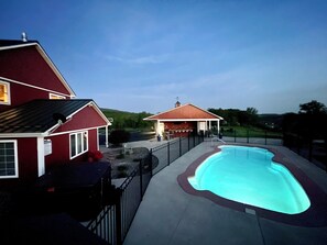 Una piscina al aire libre, una piscina climatizada
