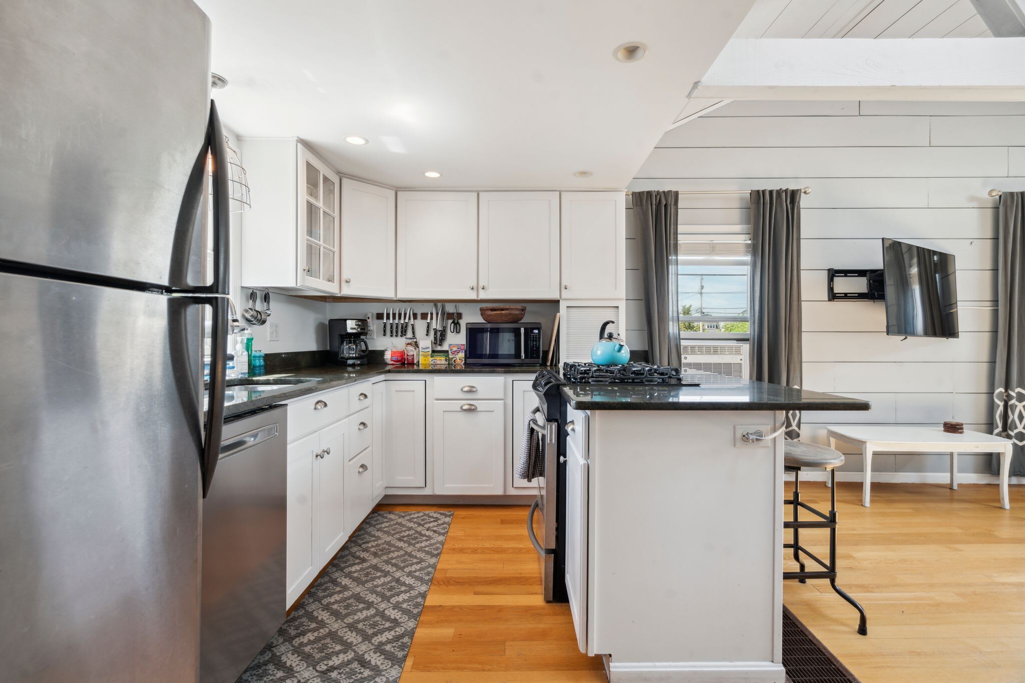 Réfrigérateur, micro-ondes, four, plaque de cuisson