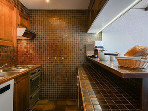 Kjøleskap, mikrobølgeovn, ovn og oppvaskmaskin