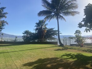 Property grounds - Lake front 3 bedroom house with a very big garden. (San Juan Cosalá)