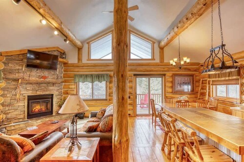 Woodland Retreat – Cozy Cabin with Hot Tub & Ski Access
