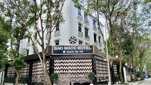 Het uiterlijk van Bao Ngoc Hotel, met een moderne gevel, grote ramen en een opvallende entree.