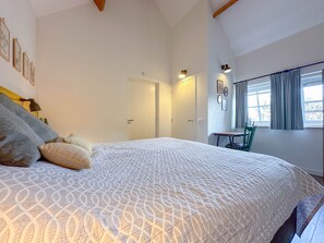 3 bedrooms, iron/ironing board, Internet