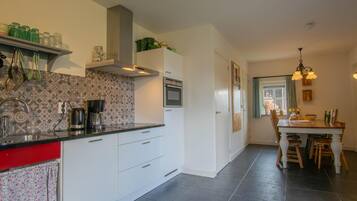 Een koelkast, een magnetron, een oven, een kookplaat