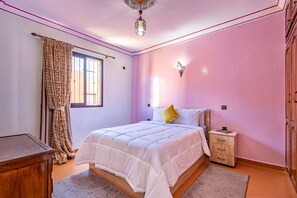 3 عدّة غرف نوم وواي فاي وملاءات أسرّة