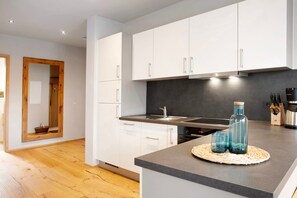 Réfrigérateur, un four, surface de cuisson, lave-vaisselle