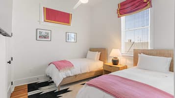 4 Schlafzimmer, Schreibtisch, Bügeleisen/Bügelbrett, Reisekinderbett