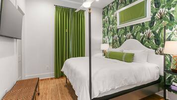 4 bedrooms, desk, iron/ironing board, travel cot