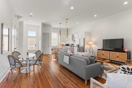 TV, offices. Luxury Uptown 4BR | Courtyard | Elegantly Designed